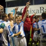 Los jugadores del Leganés celebran el ascenso de su equipo a primera división, a la finalización del encuentro
