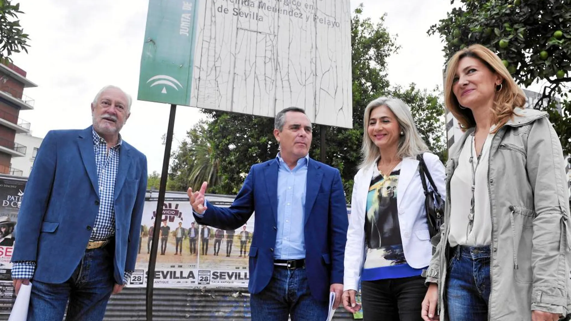 Dirigentes del PP de Sevilla , delante del antiguo Equipo Quirúrgico