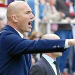 Zidane da órdenes a los jugadores en Vallecas