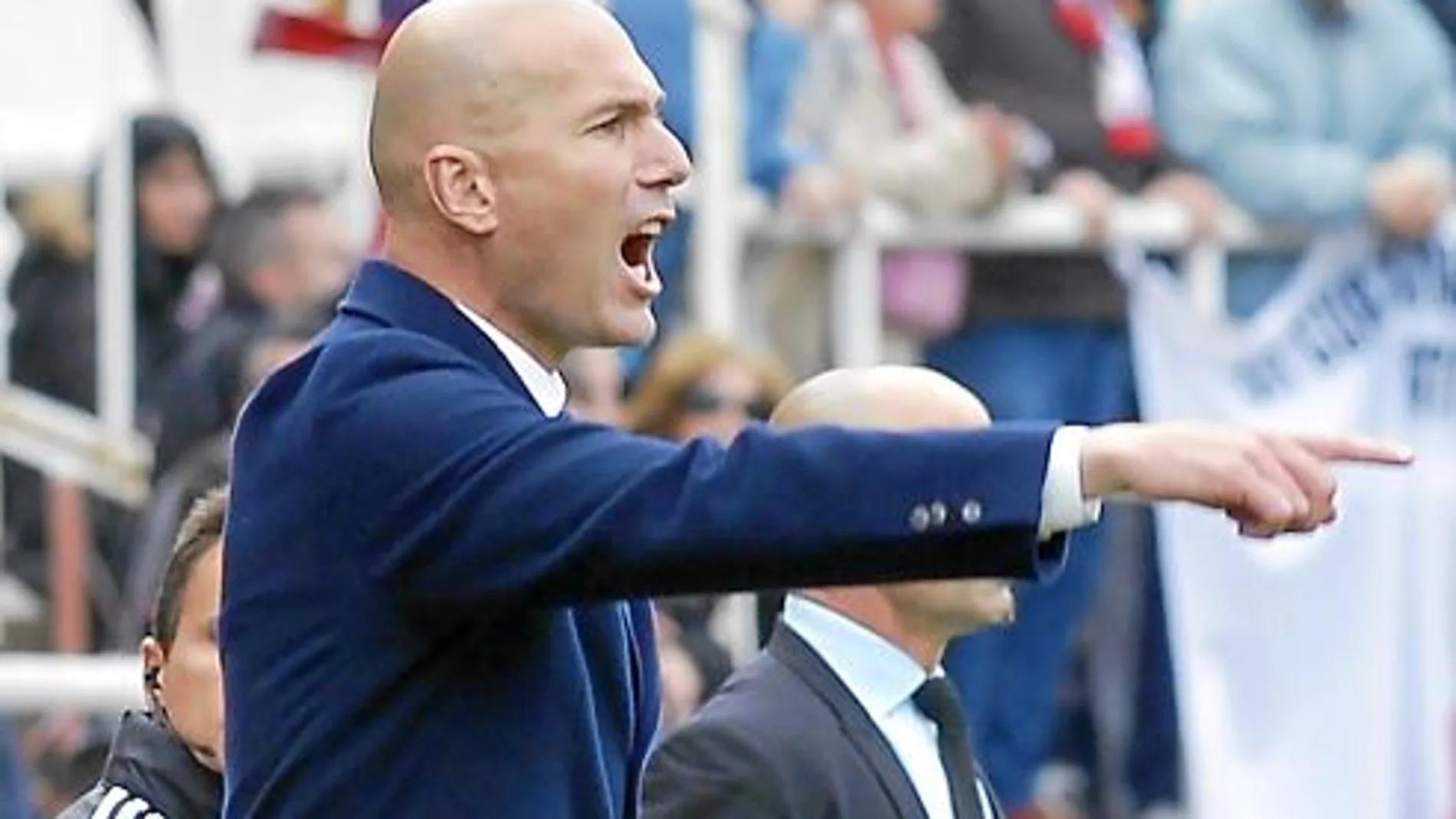 Zidane da órdenes a los jugadores en Vallecas