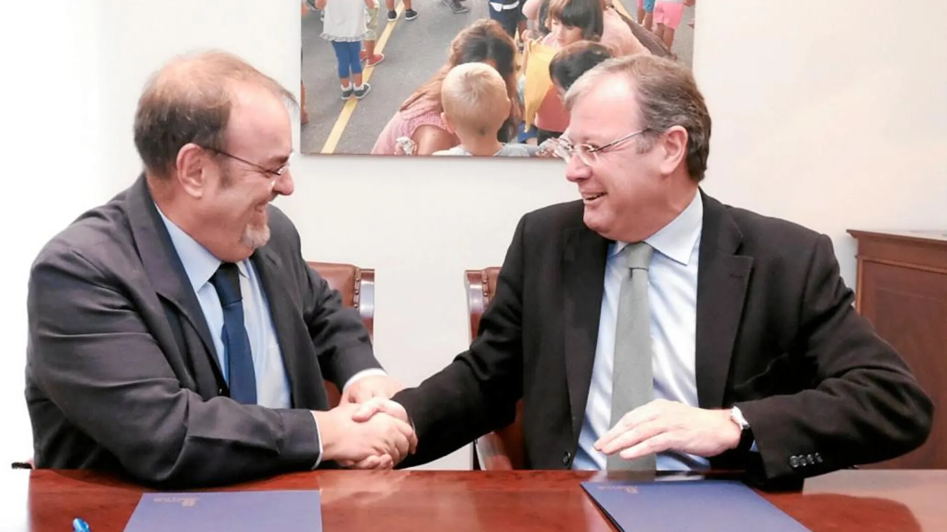 El consejero de Educación, Fernando Rey, y el alcalde de León, Antonio Silván, suscriben el acuerdo de colaboración en la sede de la Consejería