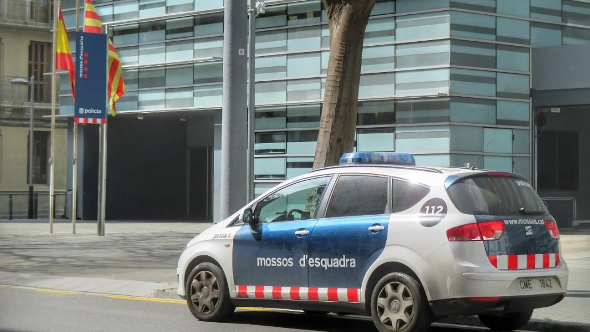 Los Mossos d'Esquadra han detenido en Barcelona a una mujer acusada de estafar más de 98.000 euros a la anciana