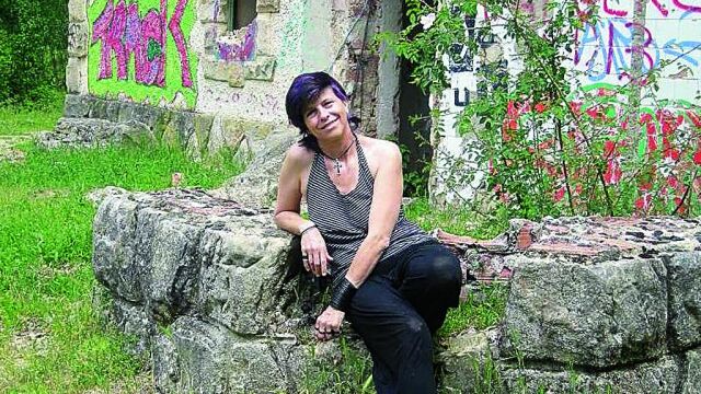 Dunia Rosell, promotora del proyecto en el enclave de La Engaña, en la provincia de Burgos, que ya están rehabilitando