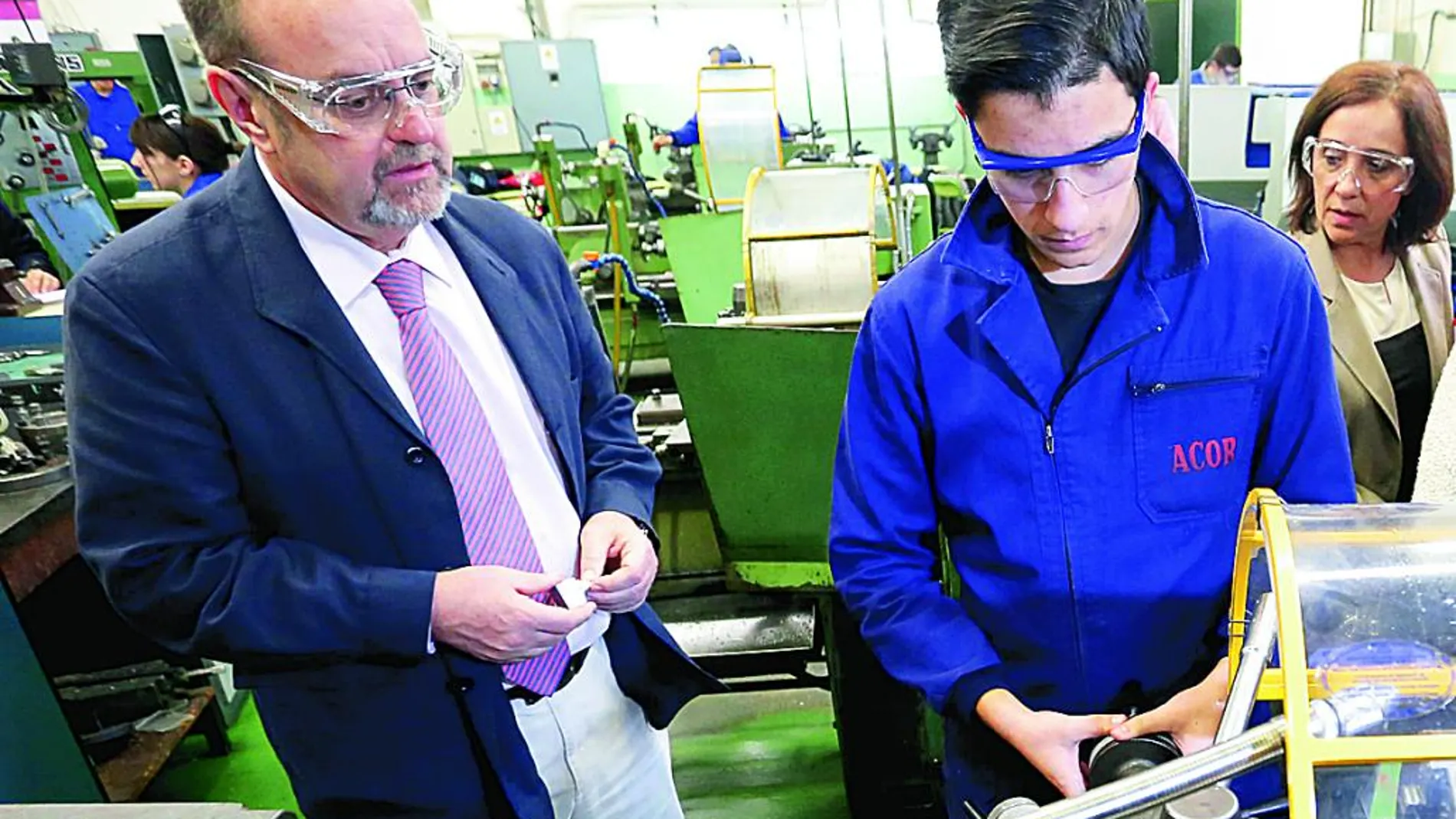 El consejero de Educación, Fernando Rey, durante su visita las instalaciones del Centro Integrado de FP «Juan de Herrera»