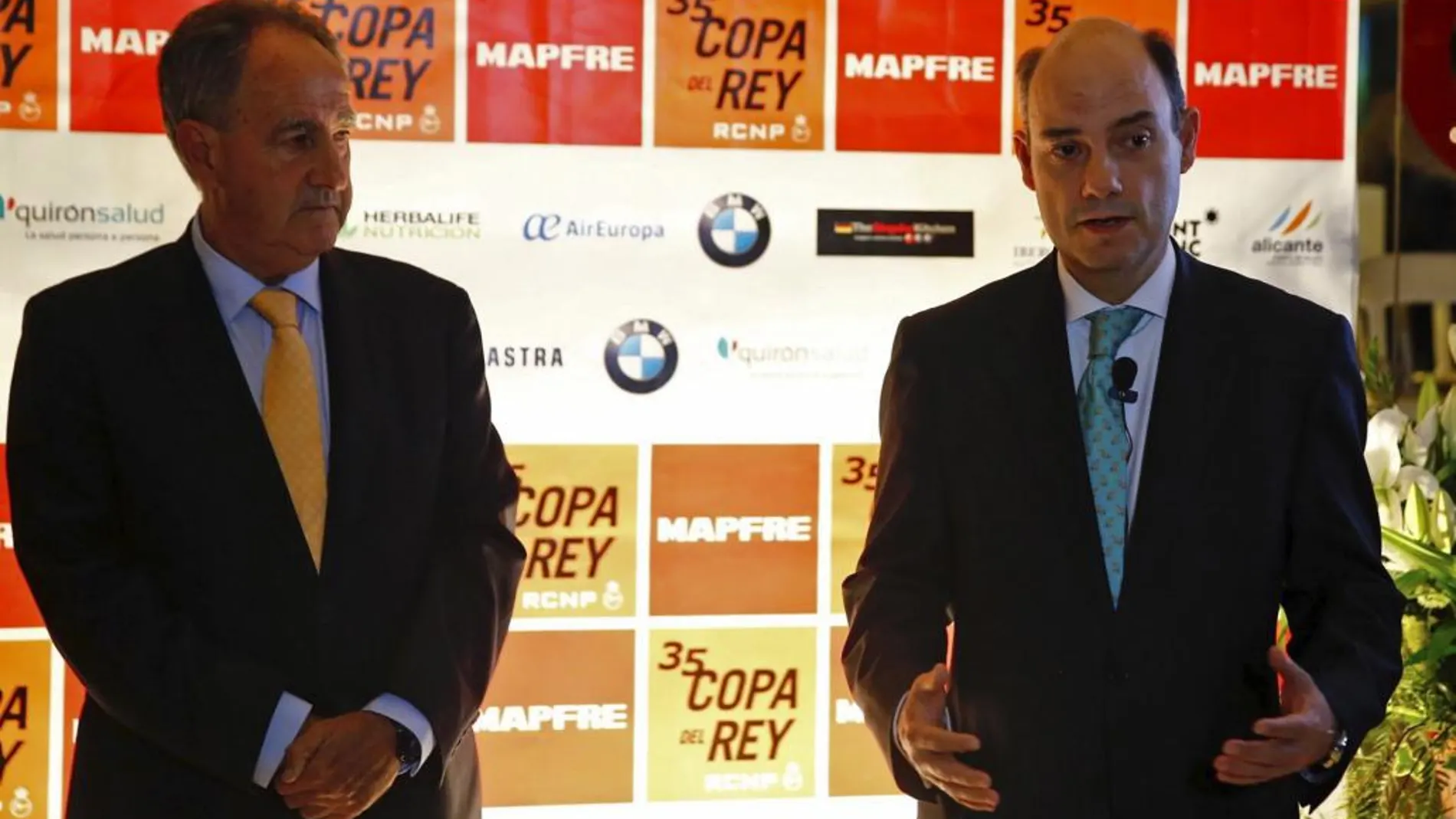 El presidente del Real Club Náutico de Palma, José Javier Sanz Fernández (i), y el consejero delegado de Mapfre Iberia, José Manuel Inchausti, durante la presentación de la 35 Copa del Rey Mapfre, que se disputará en Palma entre el 30 de julio y el 6 de agosto