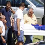 Los padres (izq) de Lucía Vivar, la niña de tres años cuyo cadáver fue encontrado en la vía del tren en Álora, acompañando junto a familiares y amigos el féretro con sus restos mortales en el cementerio de Alhaurín el Grande (Málaga)
