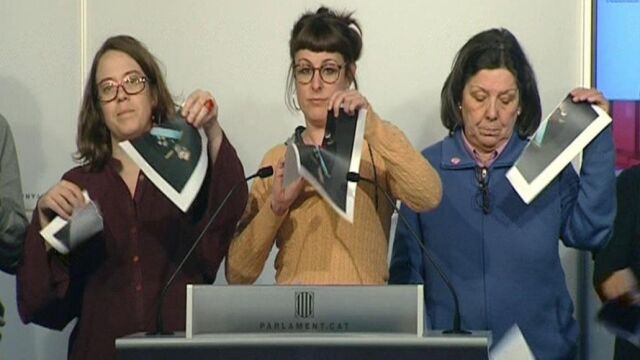 Las diputadas Eulàlia Reguant, Mireia Vehí, y Gabriela Serra rompen las fotos del Rey