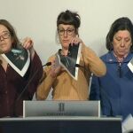 Las diputadas Eulàlia Reguant, Mireia Vehí, y Gabriela Serra rompen las fotos del Rey