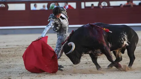 Juan del Álamo torea por la diestra ayer en la Corrida Goyesca