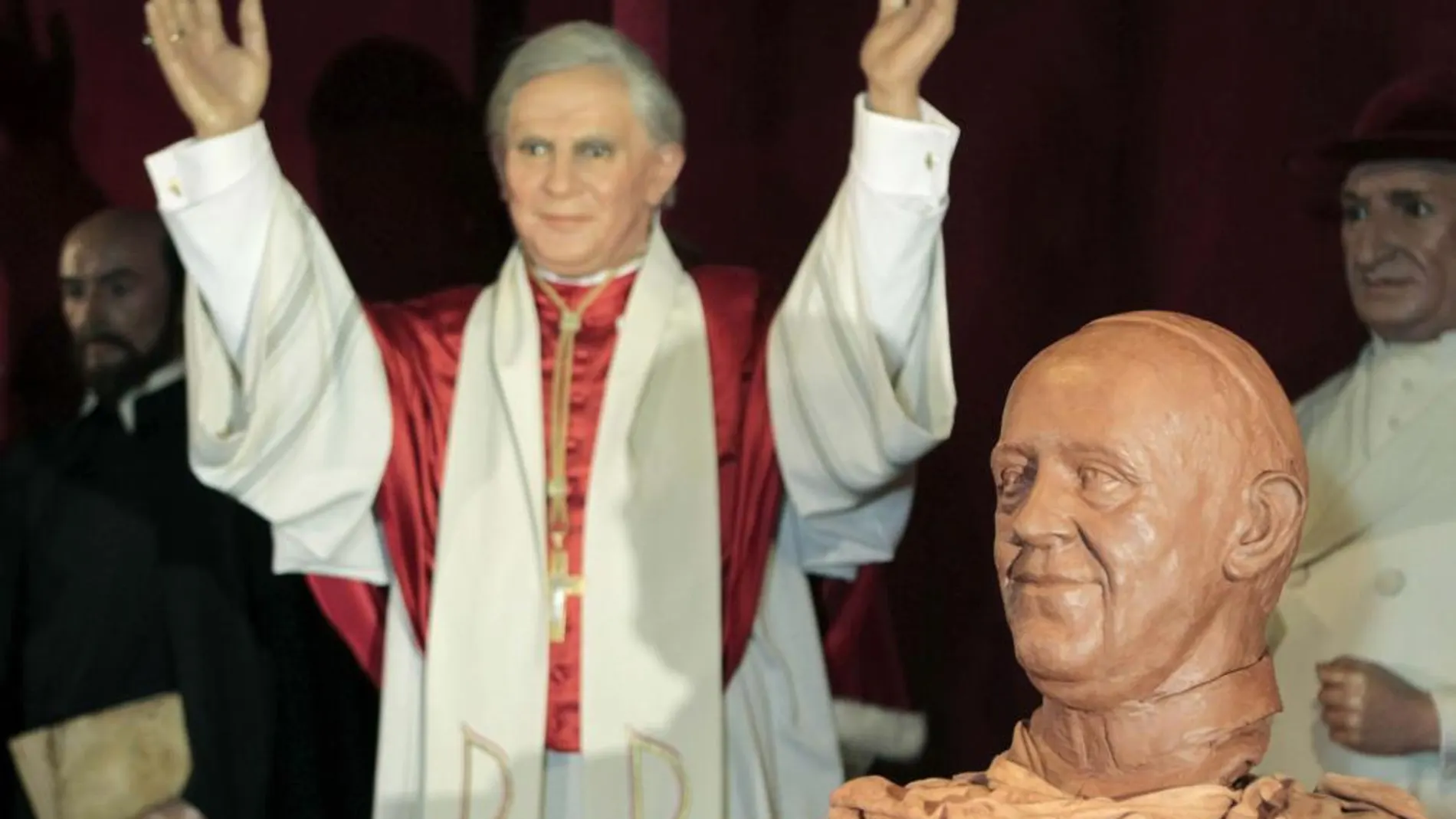 El Museo de Cera ha presentado el busto de arcilla del Papa Francisco, como paso previo a la realización de la escultura completa en cera.