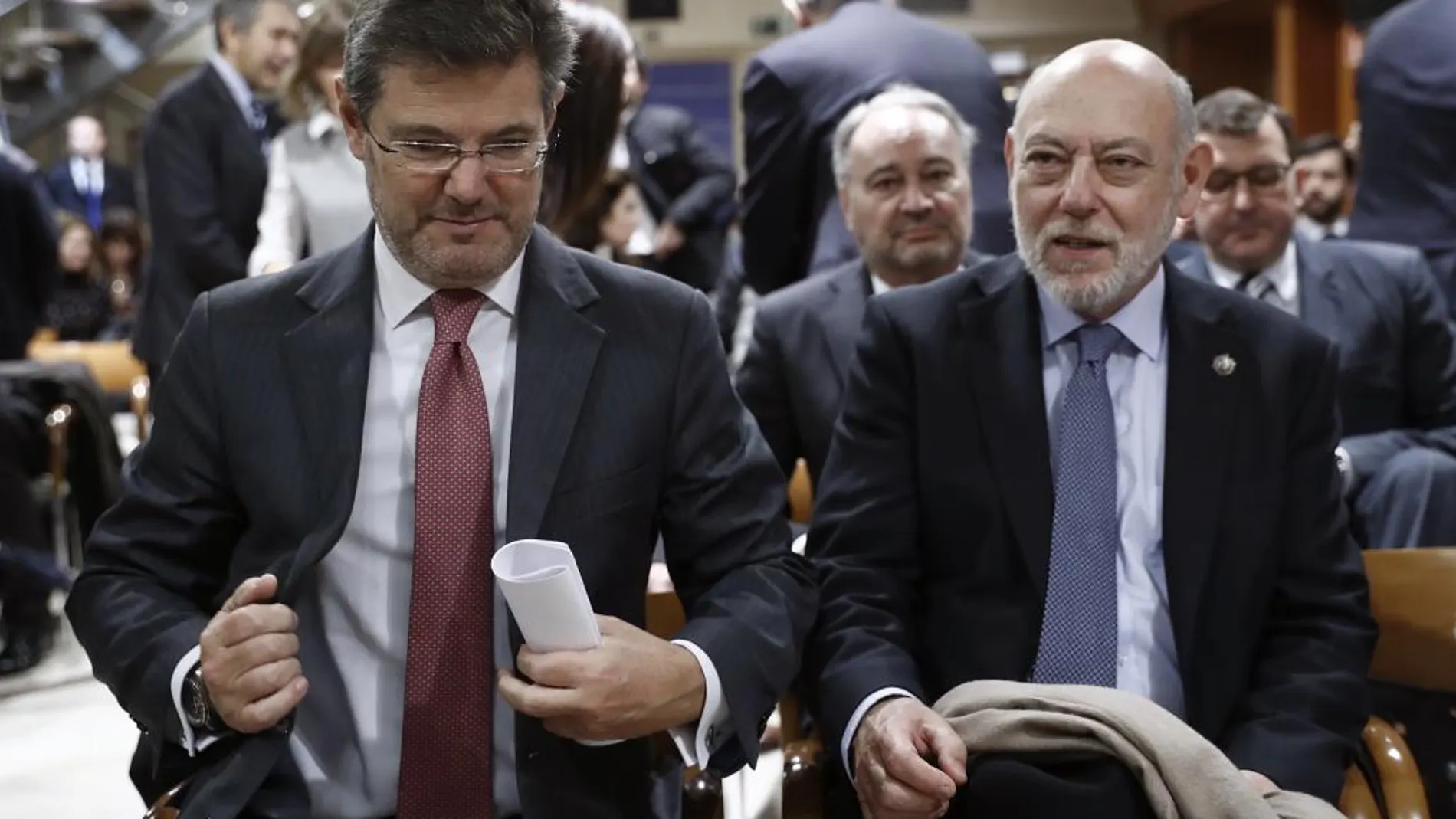 El ministro de Justicia, Rafael Catalá (i), y el fiscal general del Estado, José Manuel Maza (d)