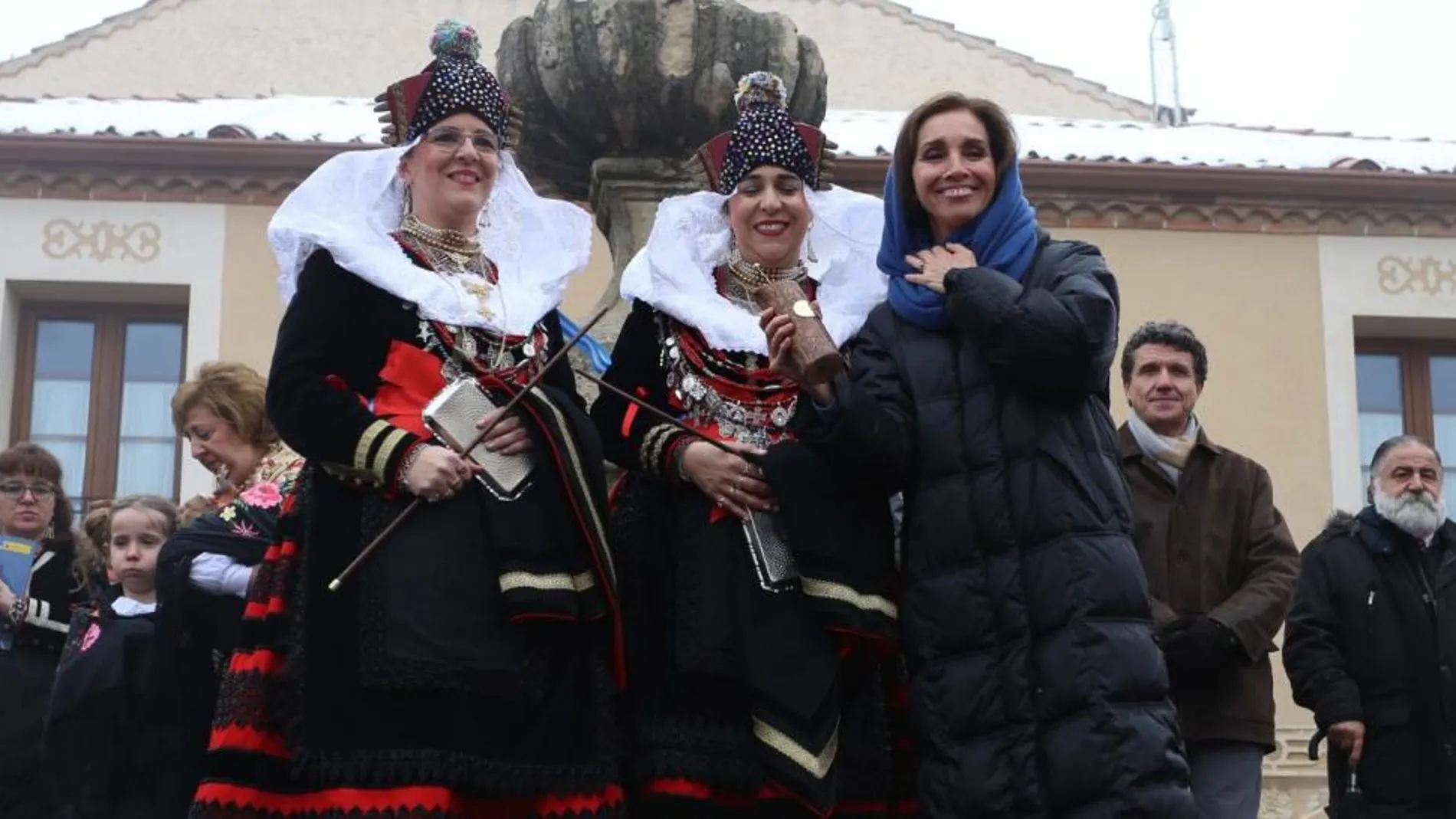 Ana Belén junto a las Alcaldesas de Zamarramala en la fiesta de Santa Águeda.