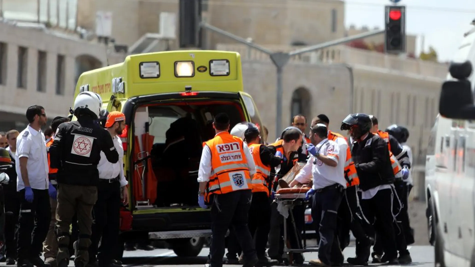 Los servicios médicos israelíes atienden a la herida
