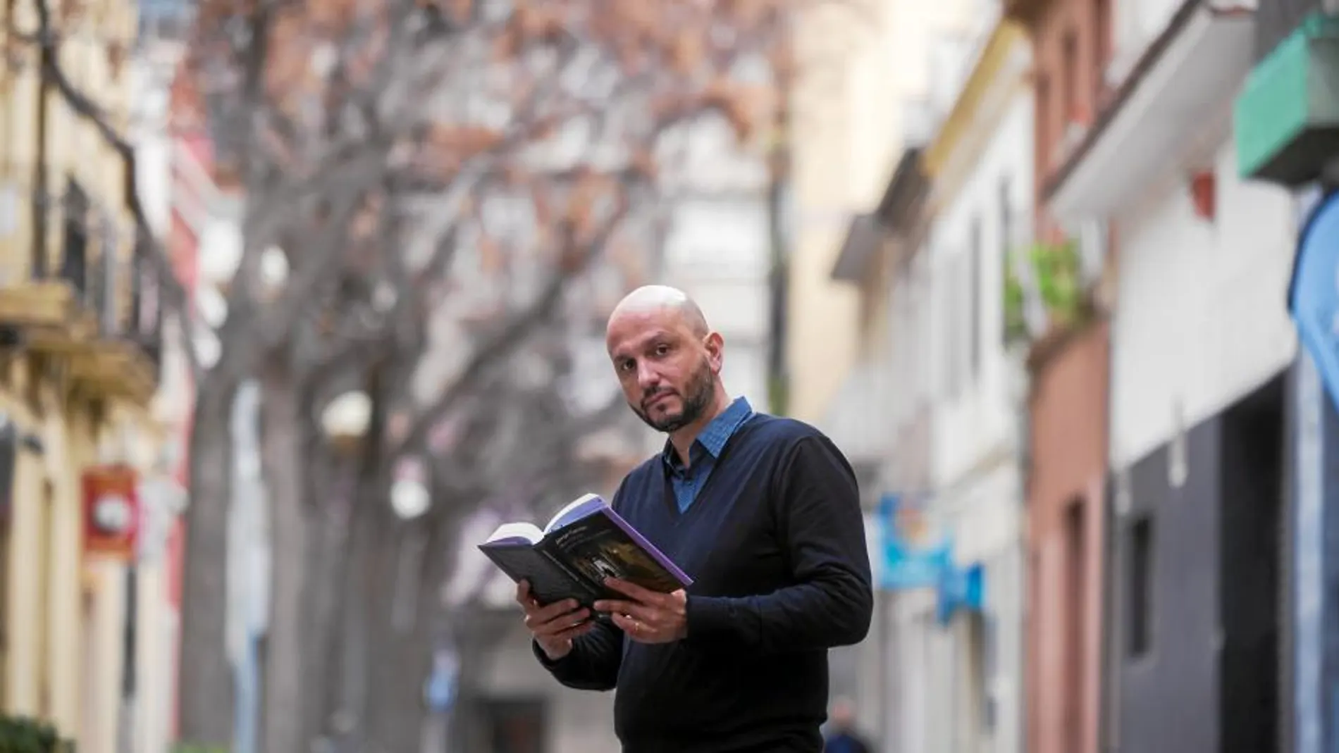 El escritor Jorge Carrión, ayer, durante la presentación de su nuevo libro «Barcelona. Libro de pasajes»