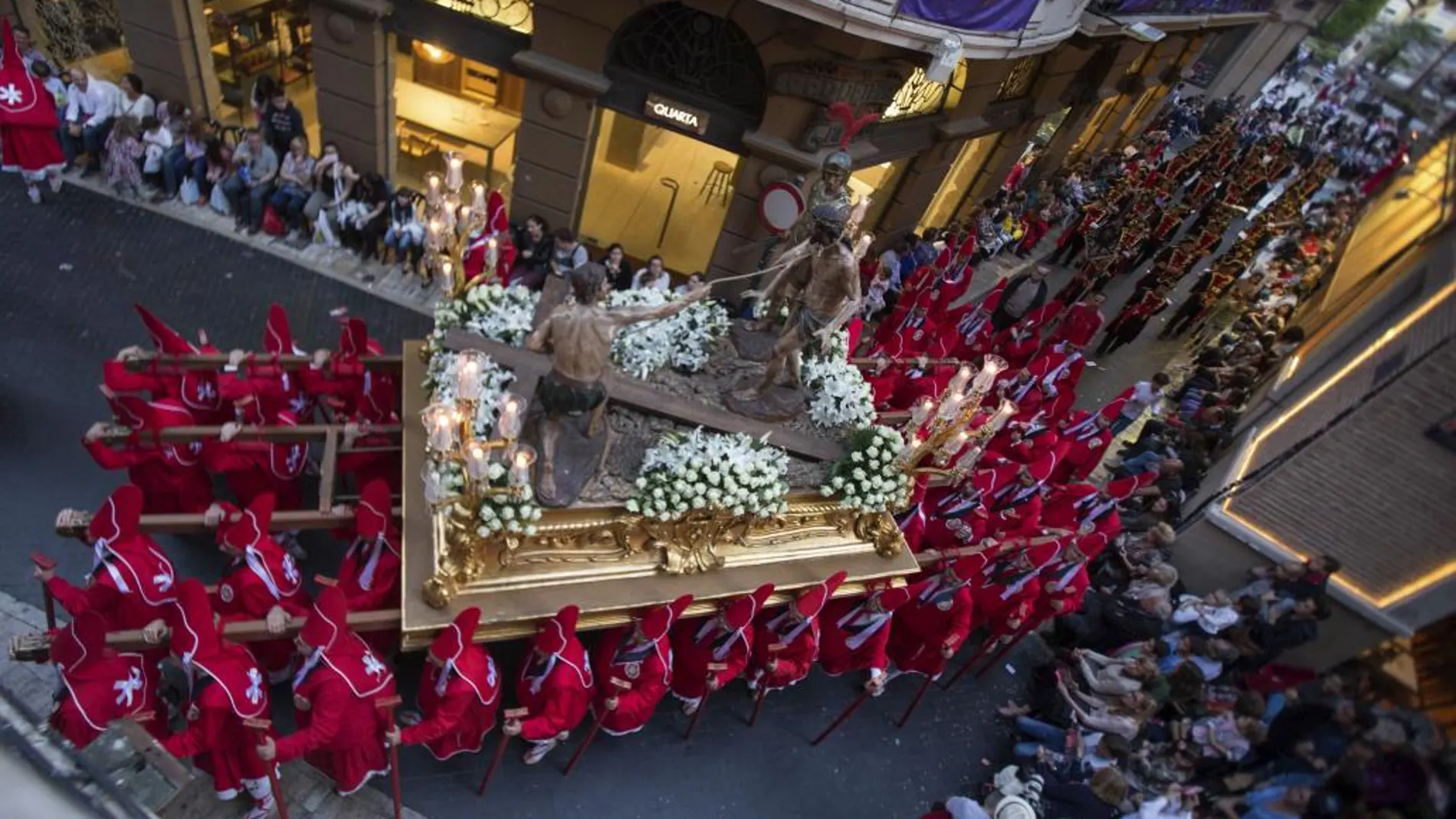 Un momento de la procesión del Los Coloraos que hoy Miércoles Santo recorre las calles de Murcia.