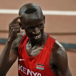 El keniata Ezekiel Kemboi celebra su victoria en la final de 3000m obstáculos