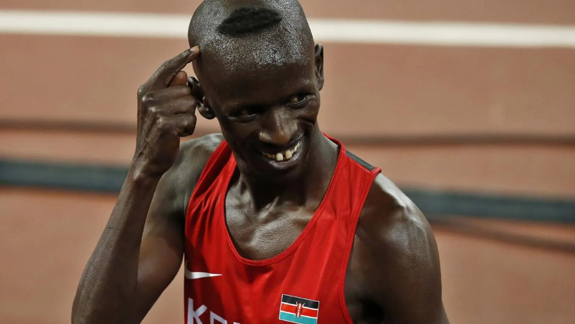 El keniata Ezekiel Kemboi celebra su victoria en la final de 3000m obstáculos