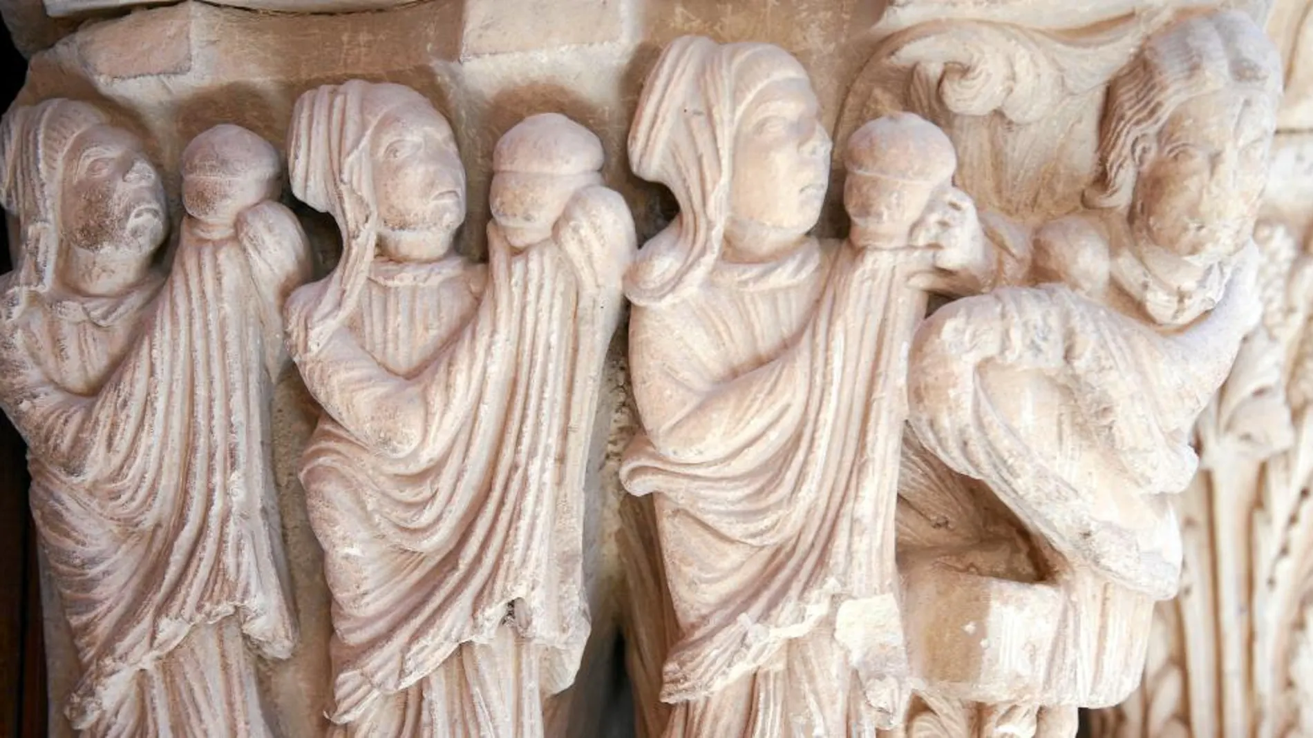 Jamba que representa a las tres Marías ante el sepulcro vacío de Cristo, en la Iglesia de San Cornelio y San Cipriano en Revilla de Santullán (Palencia)