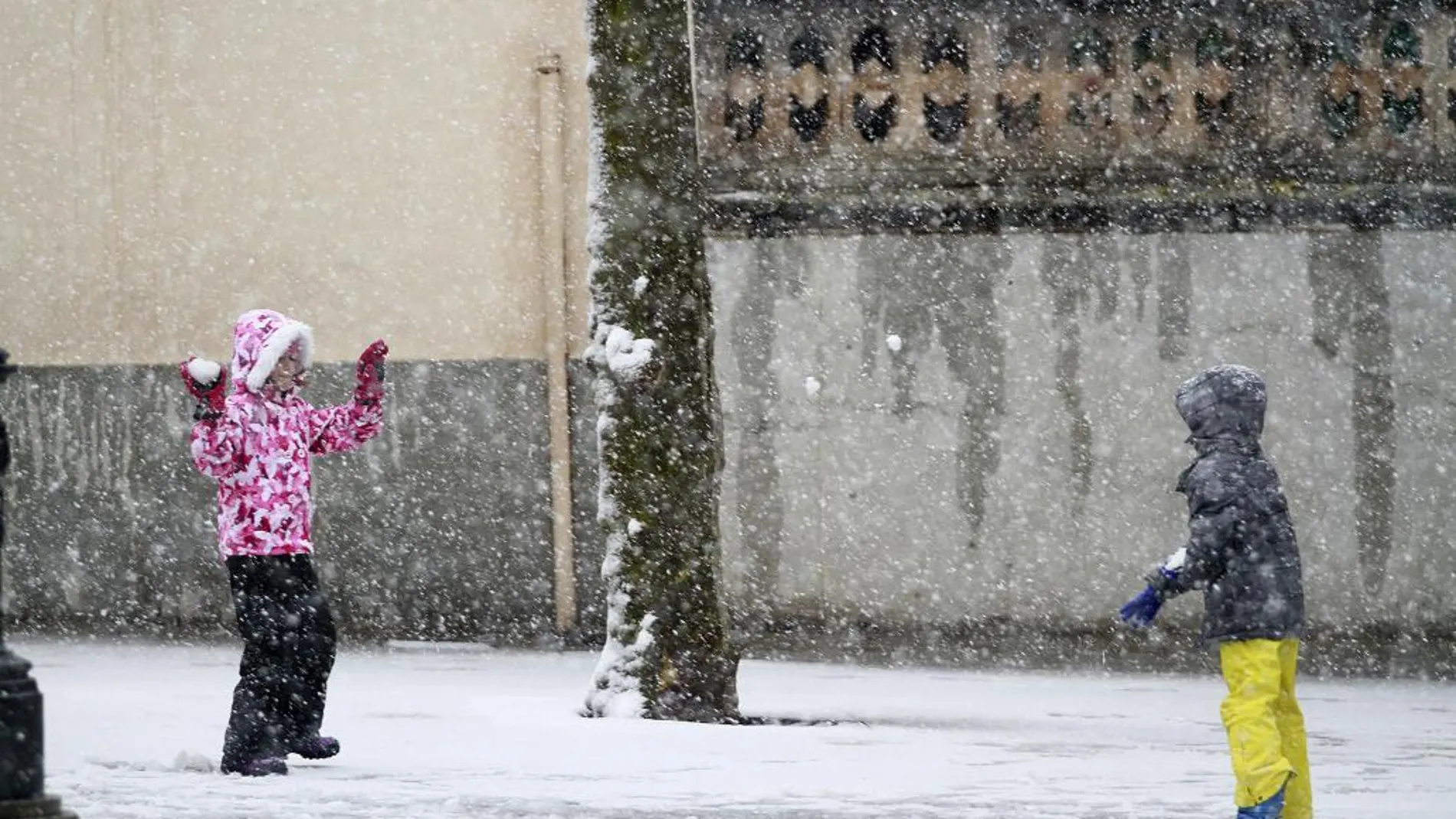 Dos niños juegan con la nieve hoy en Bunyola, a los pies de la Serra de Tramuntana (Mallorca)