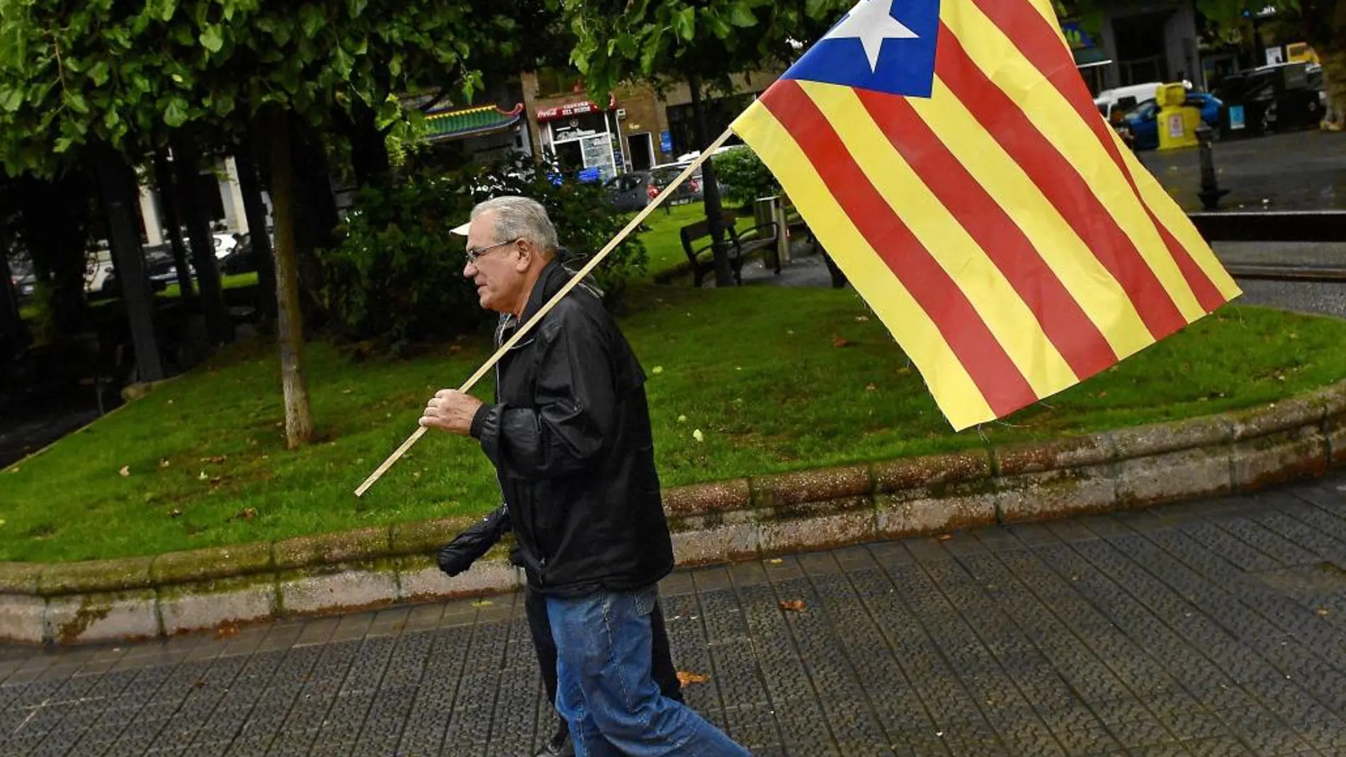 Un hombre se manifiesta en Bilbao a favor del derecho a decidir