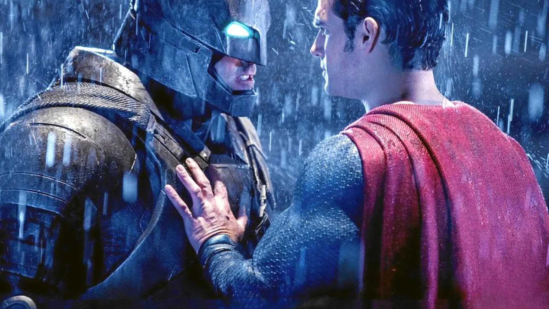 Superman (Cavill) y Batman (Affleck) derrochan fuerza
