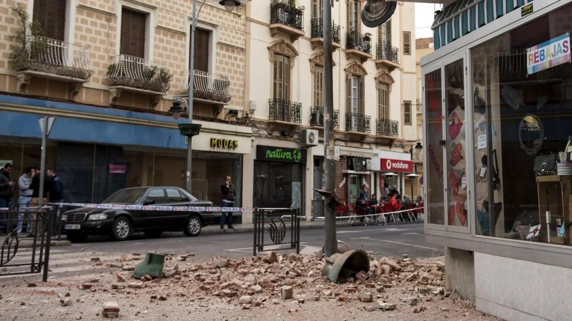 Aspecto de un inmueble afectado por el terremoto de 6.3 grados registrado en el Mar de Alborán que se percibió con mayor intensidad en Melilla