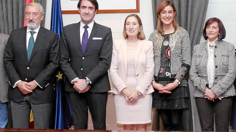 Suárez-Quiñones junto a Ana Pastor y representantes de los municipios