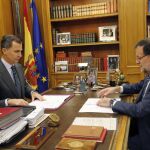 El Rey Felipe VI y el Presidente del Gobierno Mariano Rajoy durante su reunión hoy en el Palacio de la Zarzuela