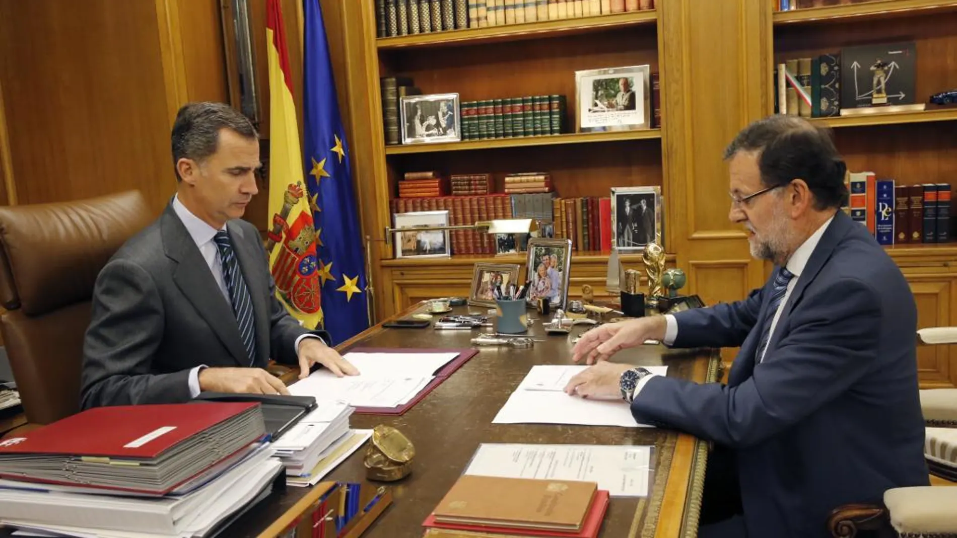 El Rey Felipe VI y el Presidente del Gobierno Mariano Rajoy durante su reunión hoy en el Palacio de la Zarzuela