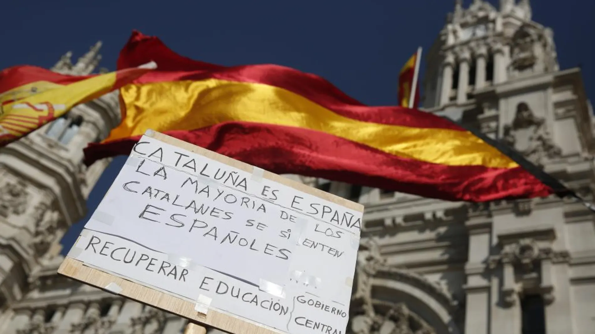 Pancarta protesta en el Palacio de Cibeles