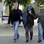 Joaquín B. (c), el exprofesor de gimnasia del colegio barcelonés de los Maristas de Les Corts acusado de abusos sexuales, a su llegada hoy a declarar al juzgado.
