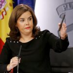 La vicepresidenta del Gobierno español Soraya Sáenz de Santamaría durante la rueda de prensa ofrecida hoy al término del Consejo de Ministros.
