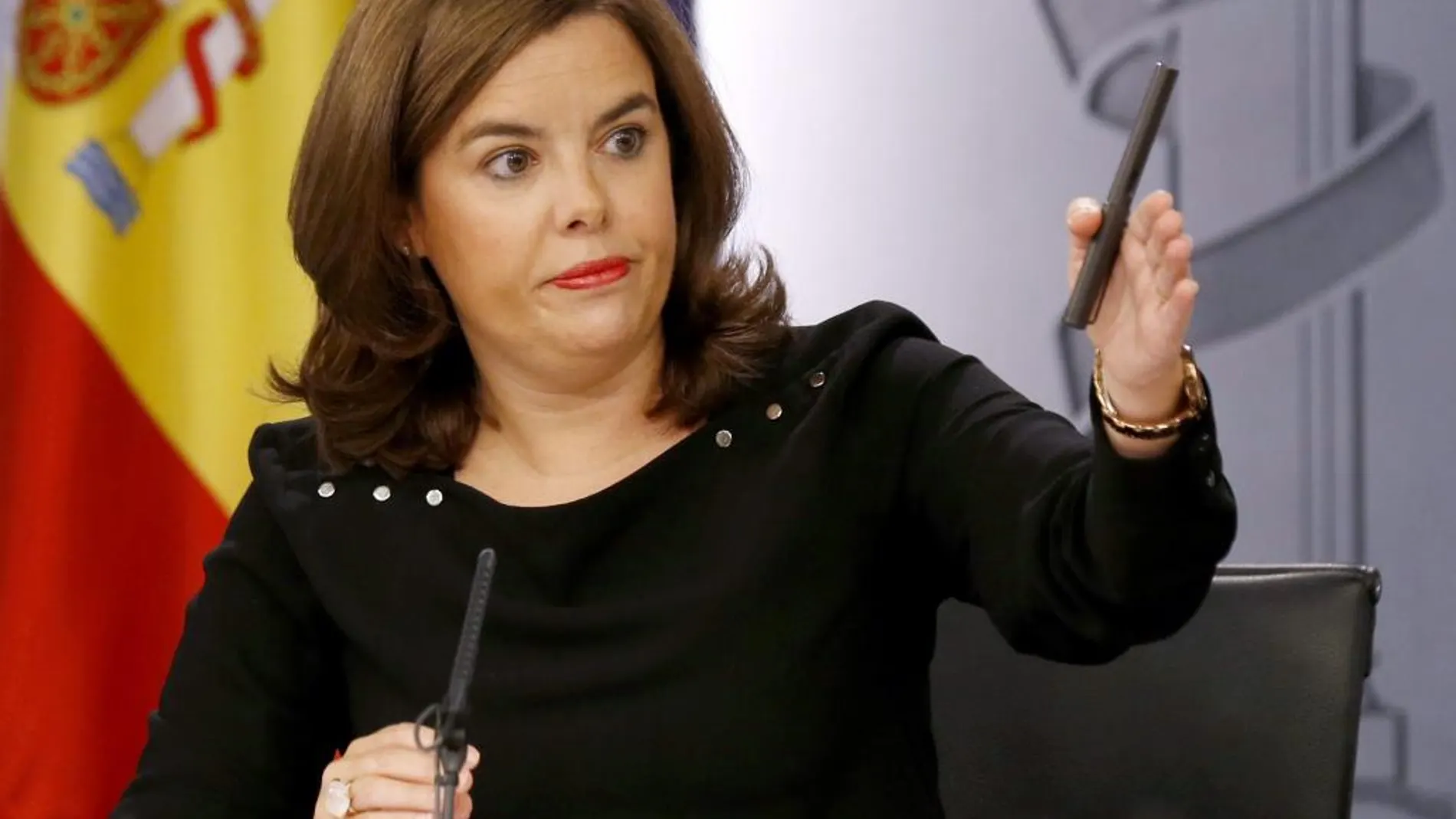 La vicepresidenta del Gobierno español Soraya Sáenz de Santamaría durante la rueda de prensa ofrecida hoy al término del Consejo de Ministros.