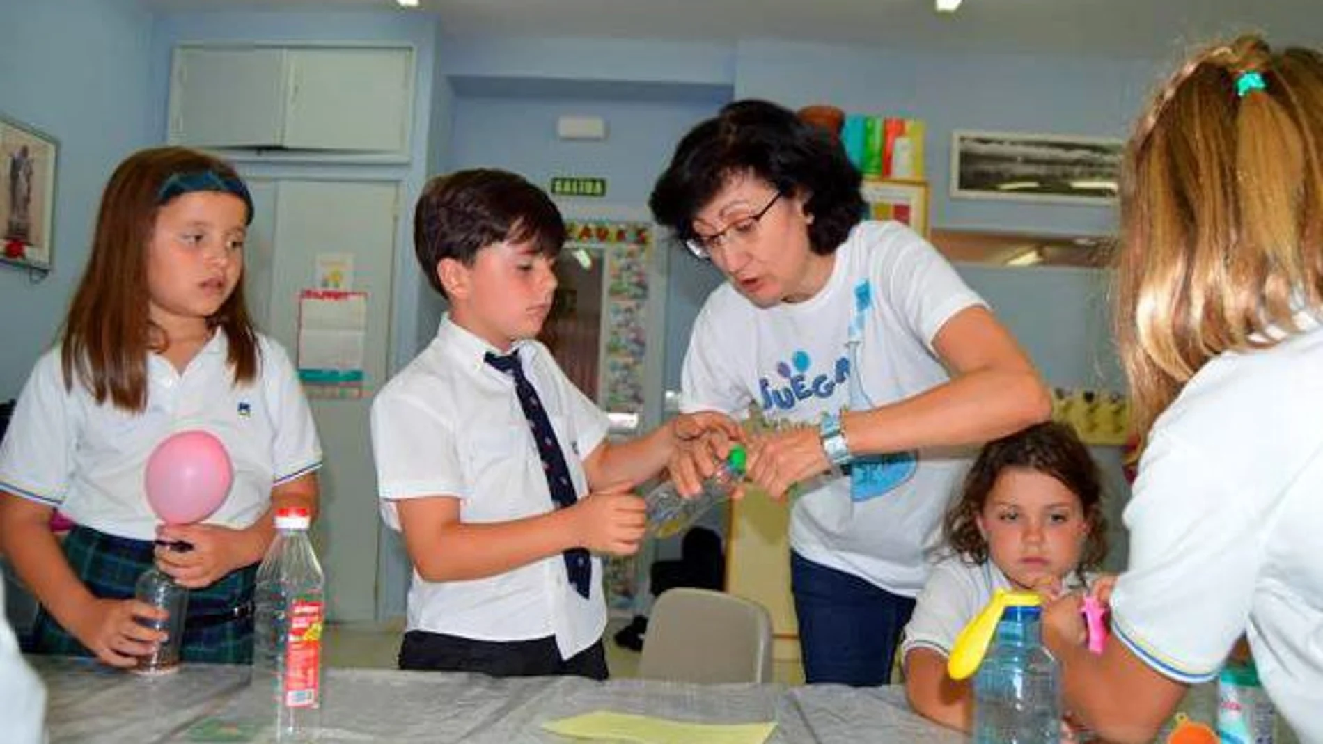 Una profesora realiza un taller de ciencia con un grupo de alumnos con Altas Capacidad en el Colegio Peñacorada de León
