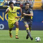 El defensa de Las Palmas Pedro Bigas (d) disputa un balón con el centrocampista del Villarreal Rodrigo Hernández (i) durante el partido correspondiente a la novena jornada de LaLiga Santander/ Efe