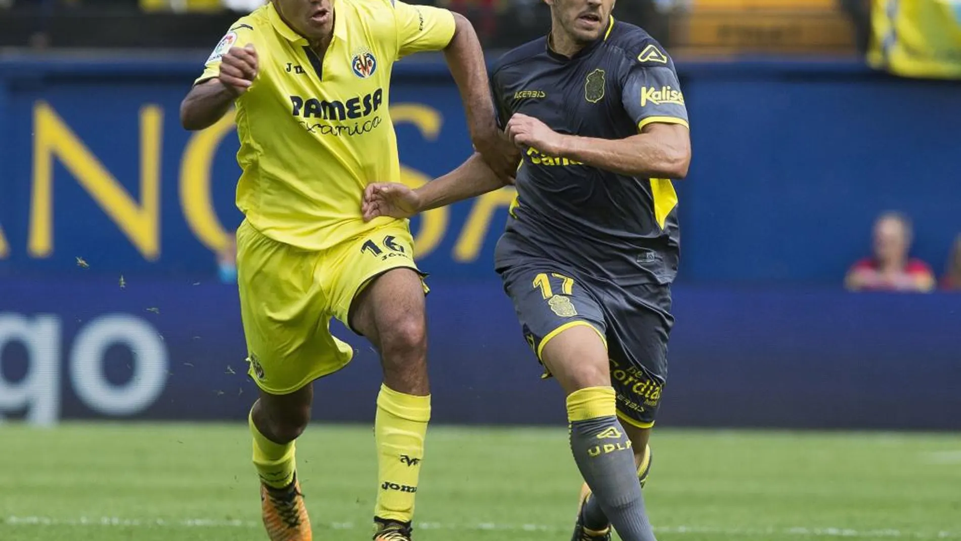 El defensa de Las Palmas Pedro Bigas (d) disputa un balón con el centrocampista del Villarreal Rodrigo Hernández (i) durante el partido correspondiente a la novena jornada de LaLiga Santander/ Efe