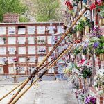 La tapia del cementerio de La Almudena con la prolongación de O’Donnell permanece apuntalada desde hace meses por riesgo de derrumbe