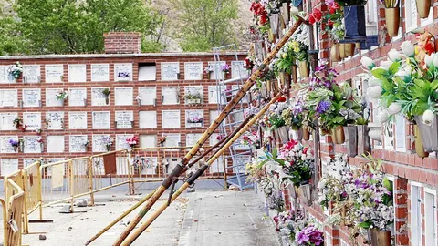 La tapia del cementerio de La Almudena con la prolongación de O’Donnell permanece apuntalada desde hace meses por riesgo de derrumbe