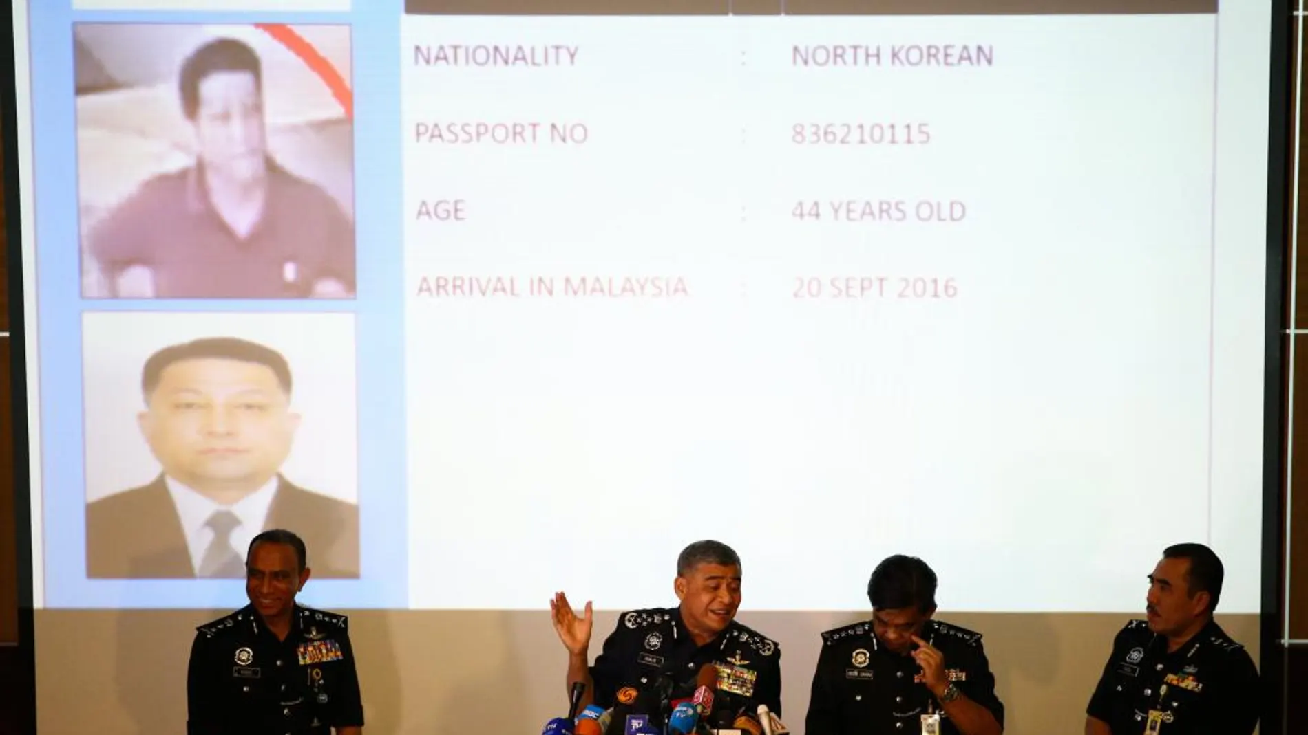 El inspector general de la Real Policía de Malasia (RMP) Khalid Abu Bakar (i) ofrece los detalles de la investigación en una rueda de prensa.