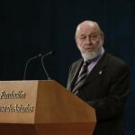 Marcos Mundstock, miembro de Les Luthiers, Premio Princesa de Asturias de Comunicación y Humanidades, durante su intervención/Efe