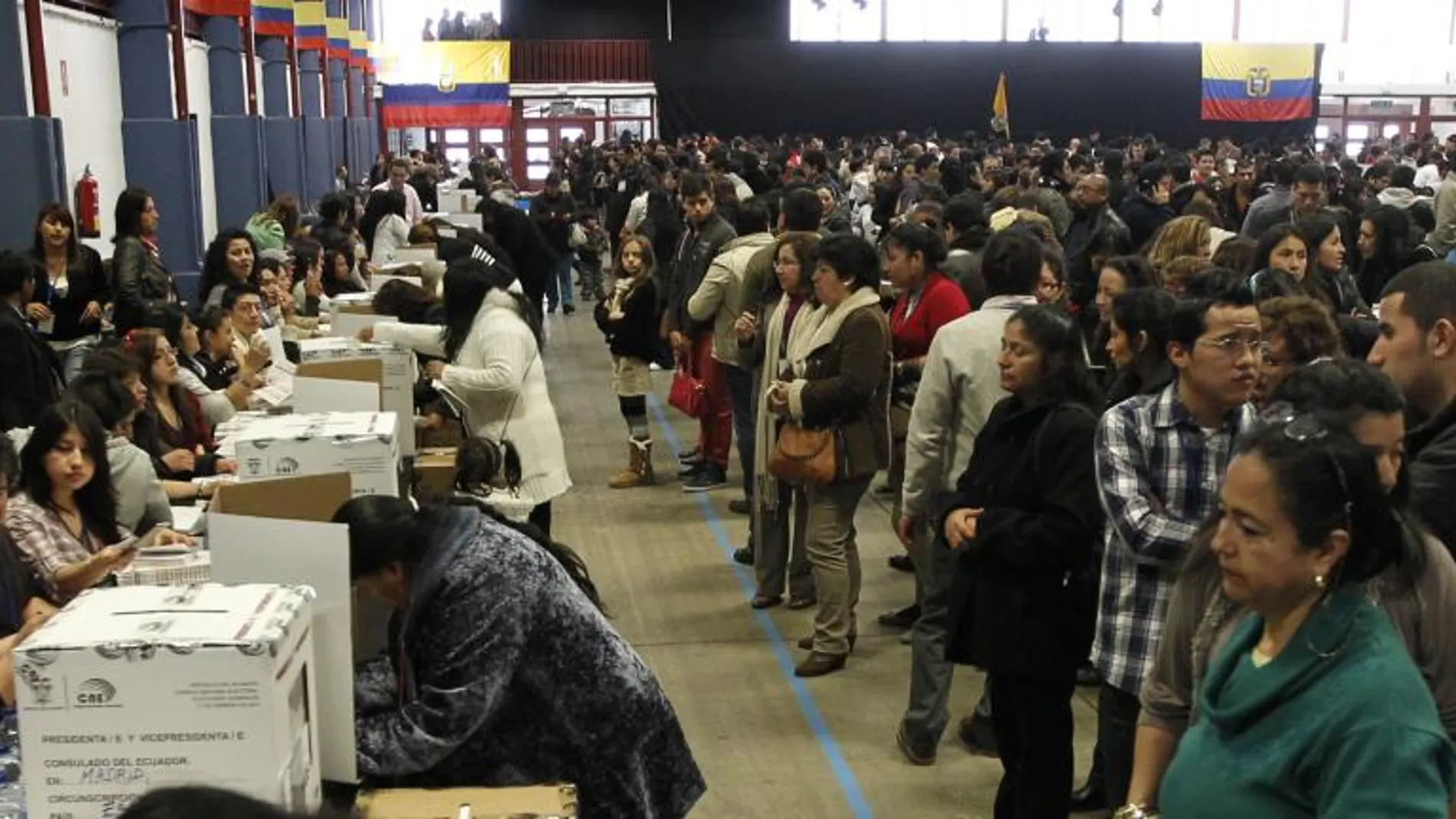 La afluencia desborda los colegios electorales en España