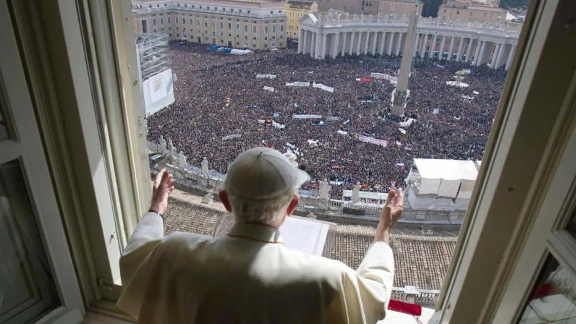 Benedicto XVI pronuncia su último Ángelus ante una plaza de San Pedro abarrotada de fieles