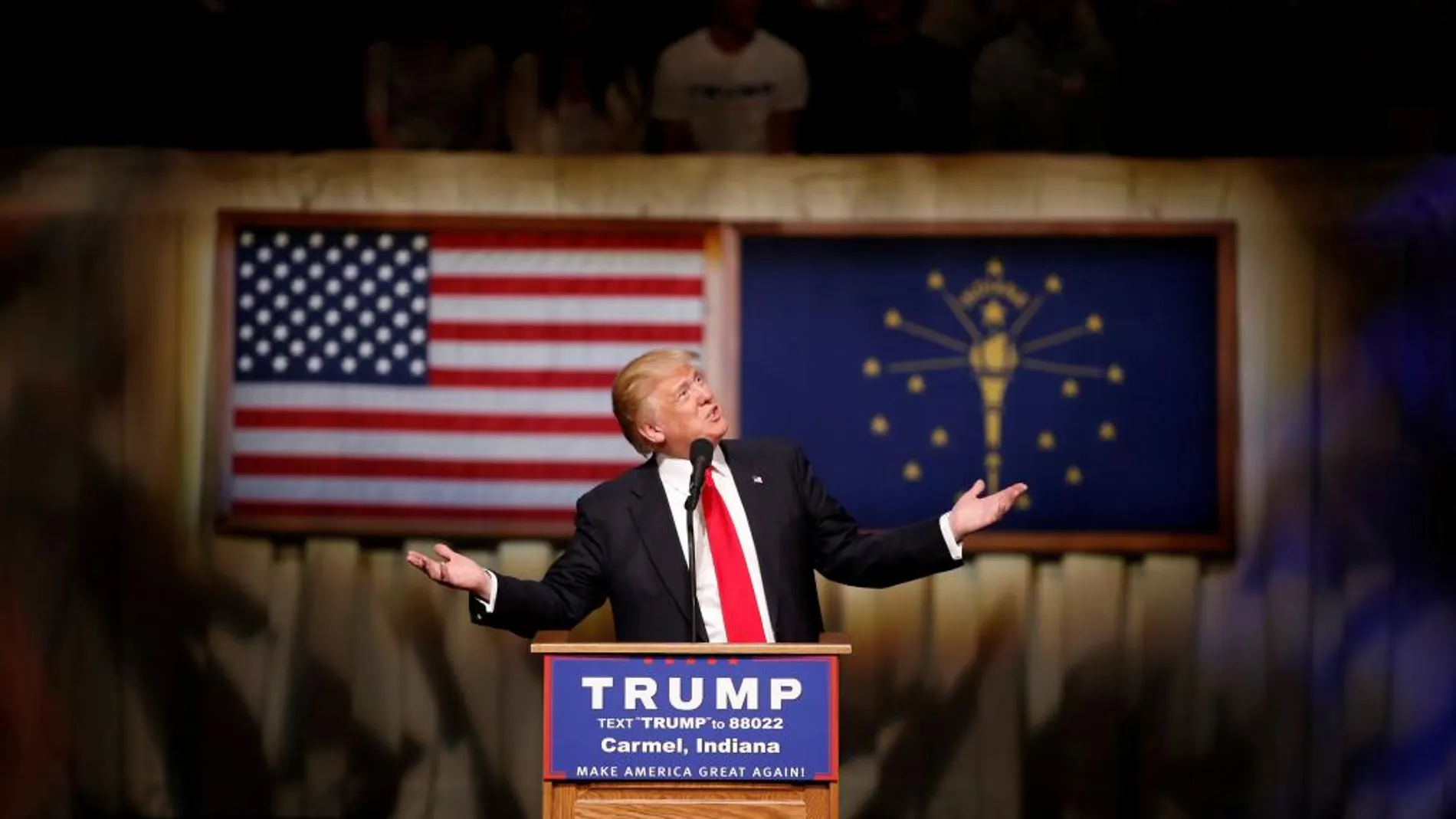 El precandidato presidencial republicano Donald Trump habla en un acto de campaña el día 2 en Indiana