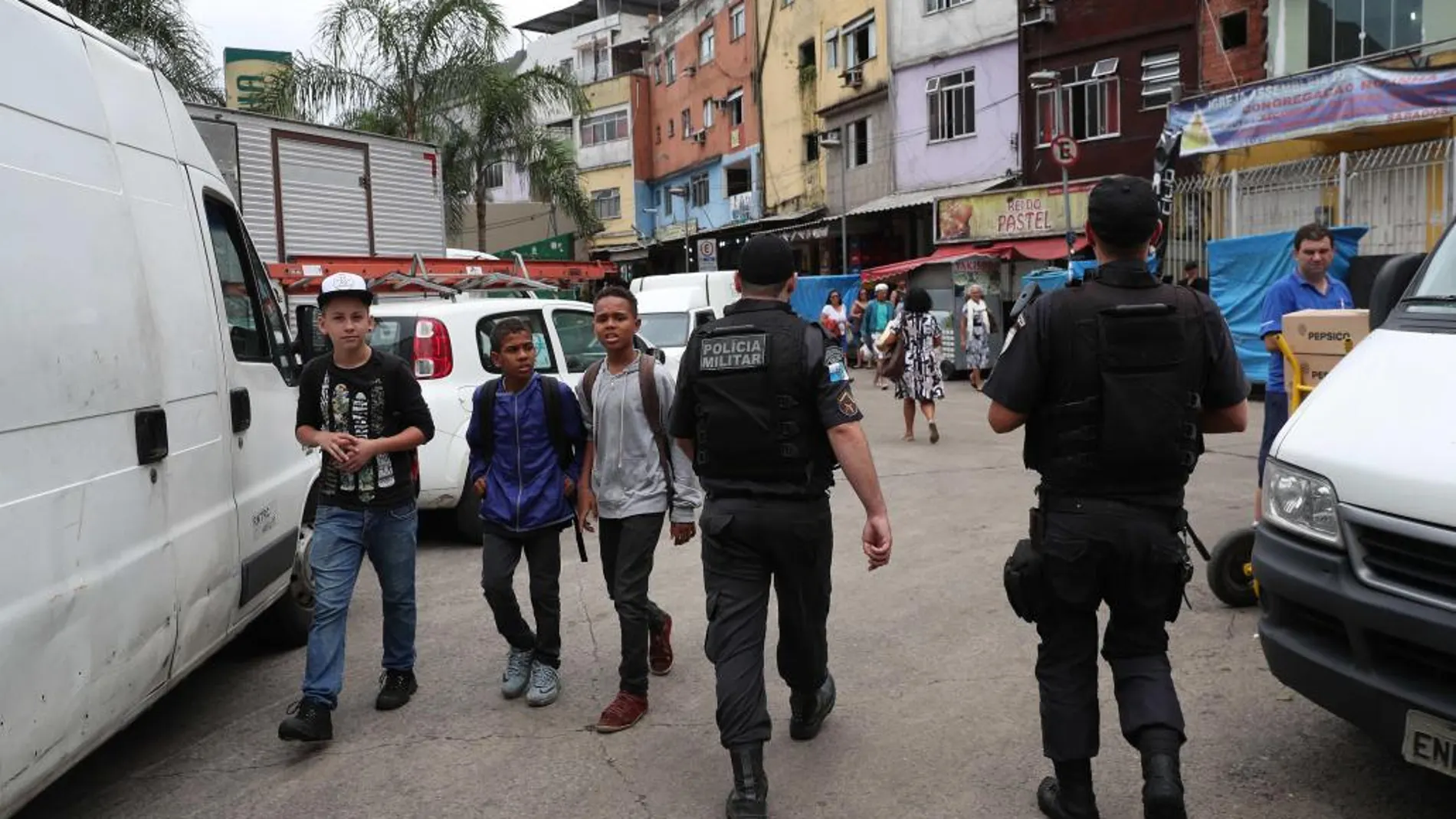 La Policía Militar patrulla las calles de la parte baja de la favela Rocinha
