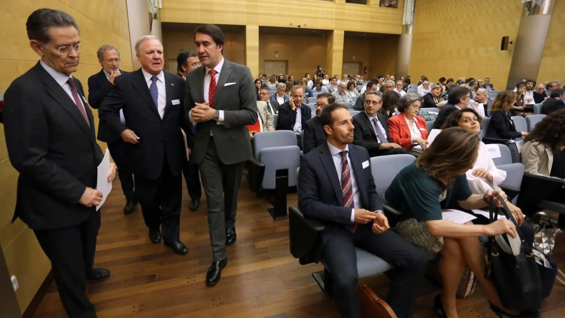 El consejero de Fomento y Medio Ambiente, Juan Carlos Suárez-Quiñones asiste al Foro sobre urbanismo celebrado en la capital vallisoletana