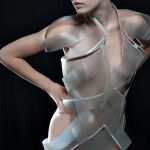 Un diseñador holandés crea un vestido que se vuelve transparente cuando te excitas