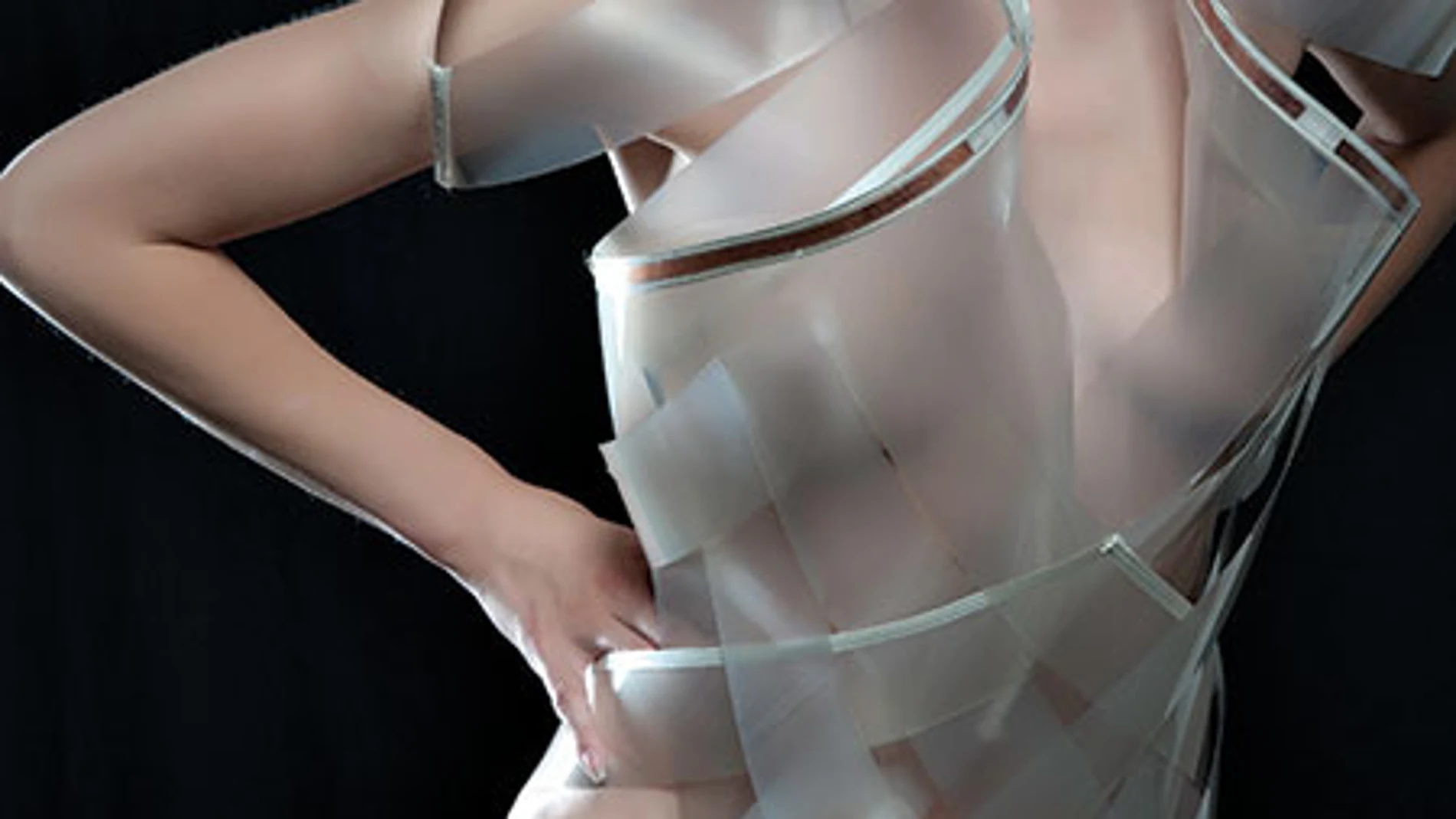 Un diseñador holandés crea un vestido que se vuelve transparente cuando te excitas