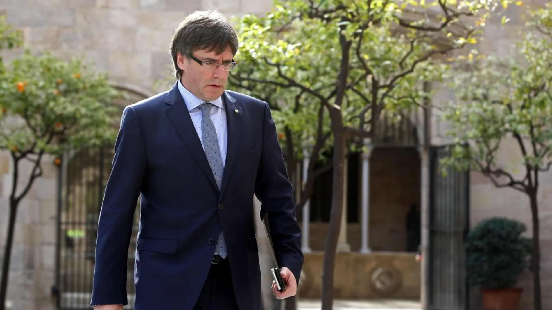 El presidente de la Generalitat, Carles Puigdemont, llega a la reunión semanal que celebra el Govern.