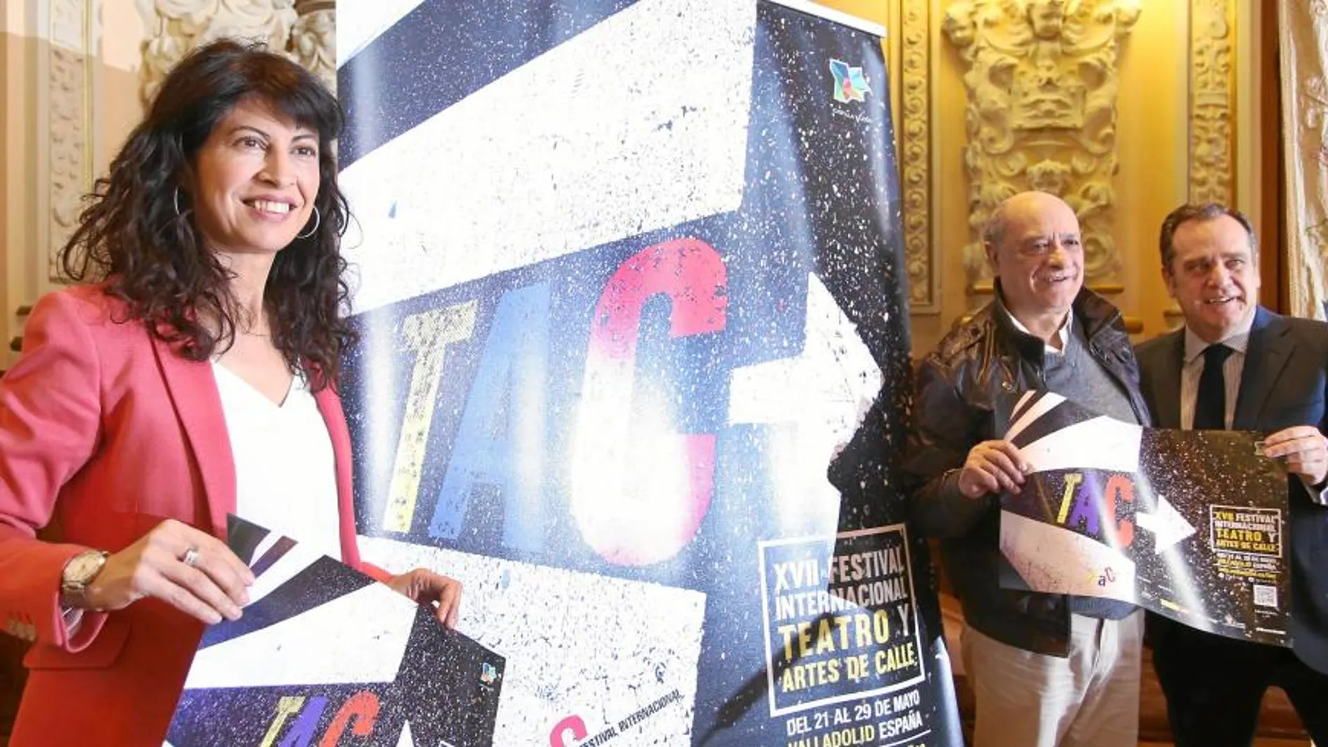 La concejala de Cultura, Ana Redondo, junto al director del festival, Javier Martínez y el delegado territorial de la Junta, Pablo Trillo, en la presentación de la 17ª edición del Festival Internacional de Teatro y Artes de Calle de Valladolid (TAC)