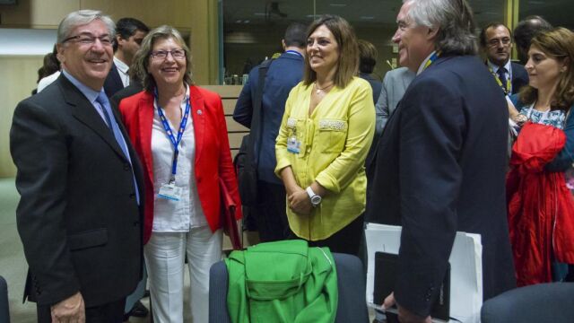 La consejera Milagros Marcos conversa con Karmenu Vella, comisario europeo de Medio Ambiente